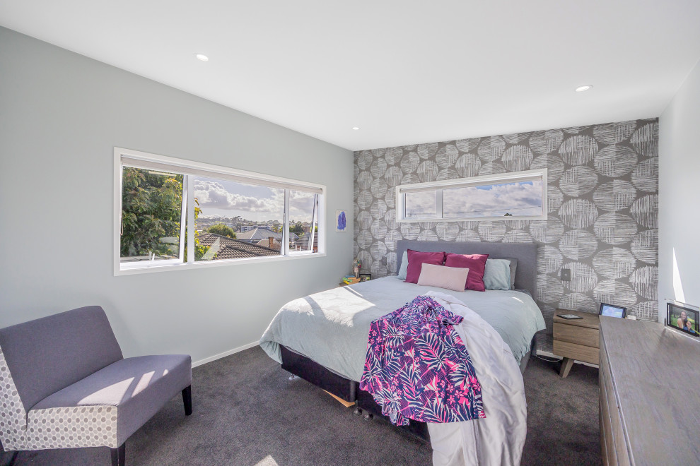 Foto di una piccola camera da letto contemporanea con pareti verdi, moquette e pavimento grigio