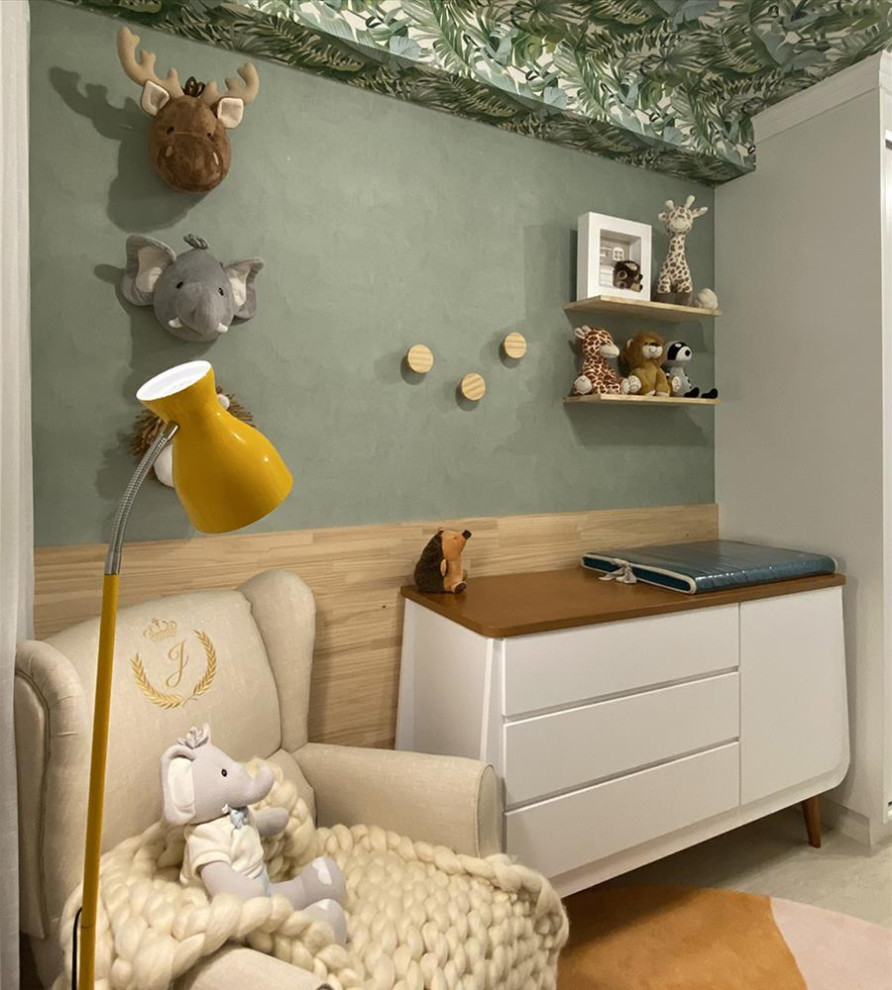 Modern inredning av ett litet könsneutralt småbarnsrum kombinerat med sovrum, med gröna väggar och ljust trägolv