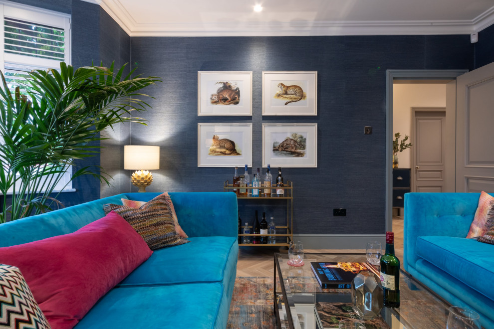 Inspiration för mellanstora moderna separata vardagsrum, med ett finrum, blå väggar, mellanmörkt trägolv, en standard öppen spis, en spiselkrans i sten och brunt golv