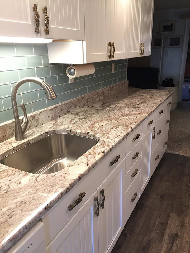 Mid-sized transitional l-shaped light wood floor and brown floor eat-in kitchen photo in Baltimore with an undermount sink, shaker cabinets, white cabinets, granite countertops, gray backsplash, porcelain backsplash, stainless steel appliances and an island