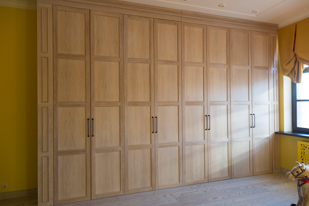 Встроенный шкаф в детскую из массива дуба