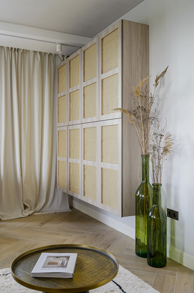Идея дизайна: объединенная гостиная комната среднего размера, в белых тонах с отделкой деревом в современном стиле с серыми стенами, полом из керамогранита, телевизором на стене и бежевым полом