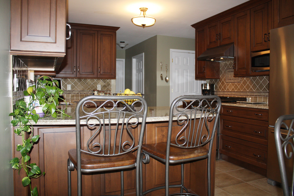 Transitional kitchen photo in Detroit