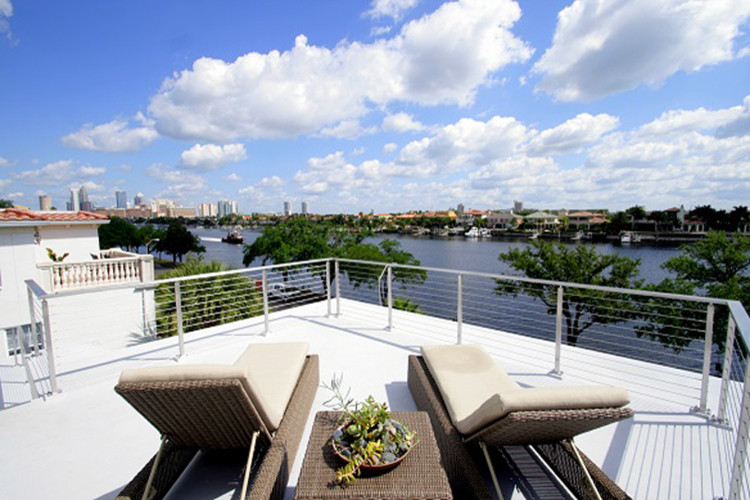 Inspiration for a mid-sized contemporary split-level flat roof remodel in Tampa