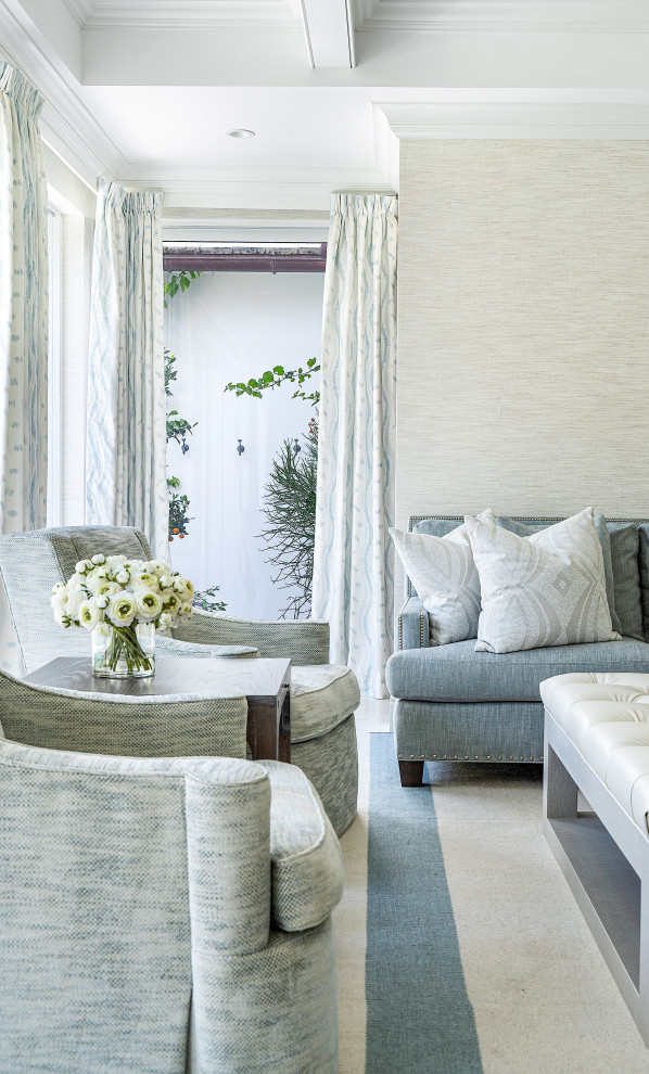 Foto di un ampio soggiorno stile marinaro aperto con pareti beige, pavimento beige, soffitto a cassettoni e carta da parati
