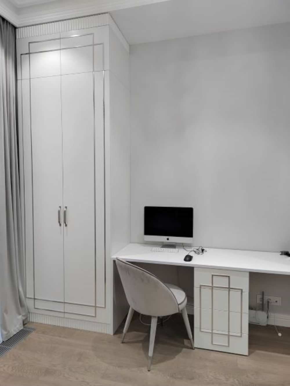 Шкафы с рабочим столом.