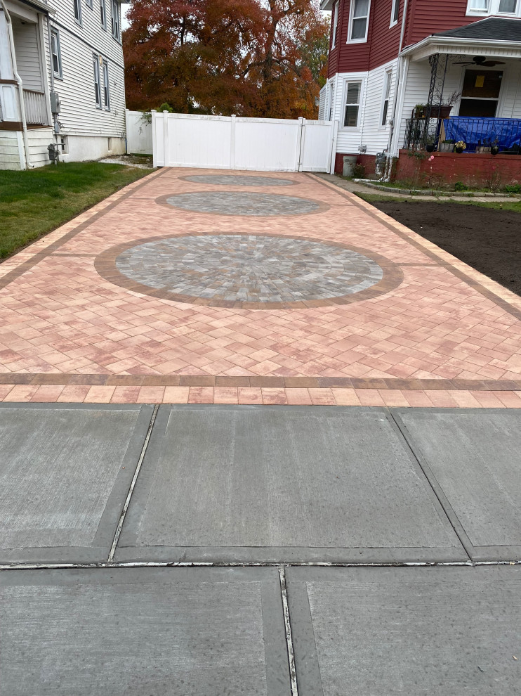 Nicolock Paver Driveway with Circles and Dark Brown Inlay