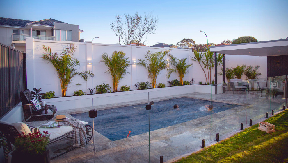 Idéer för en mellanstor exotisk pool insynsskydd och på baksidan av huset, med naturstensplattor