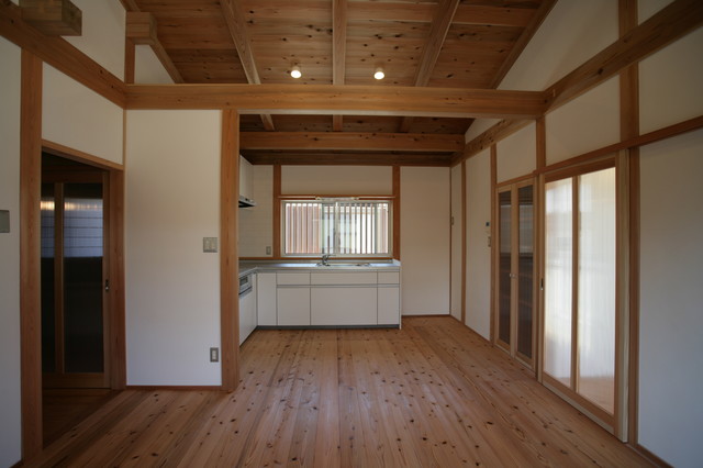 土壁と地域材の長期優良住宅 japanisch-kueche