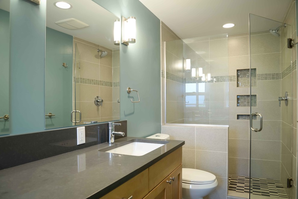 Inspiration for a mid-sized arts and crafts master bathroom in Seattle with an undermount sink, shaker cabinets, light wood cabinets, quartzite benchtops, a drop-in tub, an alcove shower, a two-piece toilet, gray tile, porcelain tile, green walls and porcelain floors.