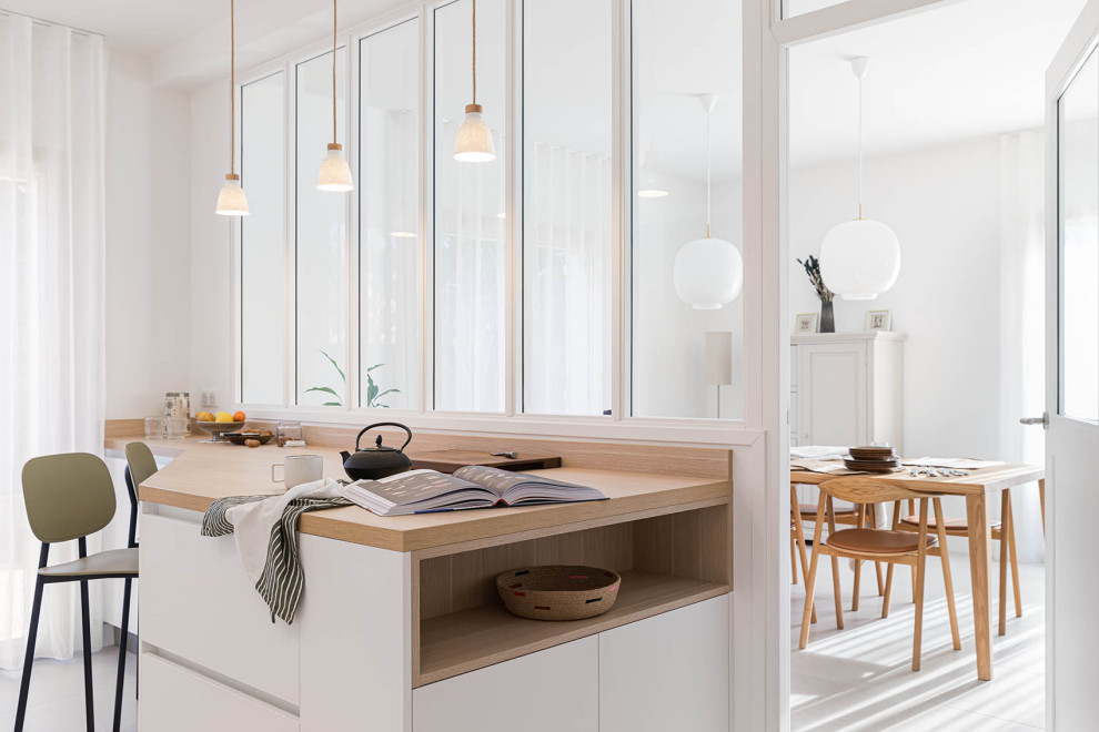 Стильный дизайн: отдельная, прямая кухня среднего размера в скандинавском стиле с плоскими фасадами, мраморной столешницей, полом из керамической плитки, островом и оранжевой столешницей - последний тренд