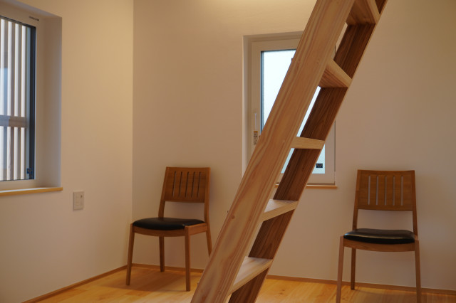 軒の深い和を感じさせる家 asiatisch-schlafzimmer
