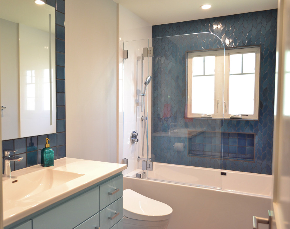 Стильный дизайн: детская ванная комната среднего размера в стиле кантри с фасадами с утопленной филенкой, синими фасадами, ванной в нише, душем над ванной, синей плиткой, керамогранитной плиткой, полом из керамогранита, врезной раковиной, столешницей из искусственного кварца, синим полом, душем с распашными дверями, белой столешницей, тумбой под одну раковину и встроенной тумбой - последний тренд