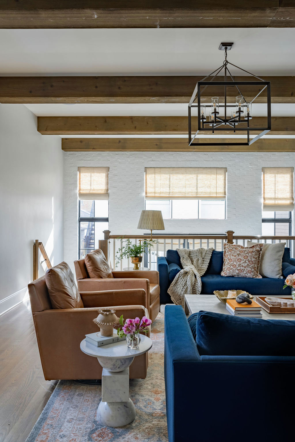 カントリー風のおしゃれなリビングのインテリア画像 75選 - 2025 年 12