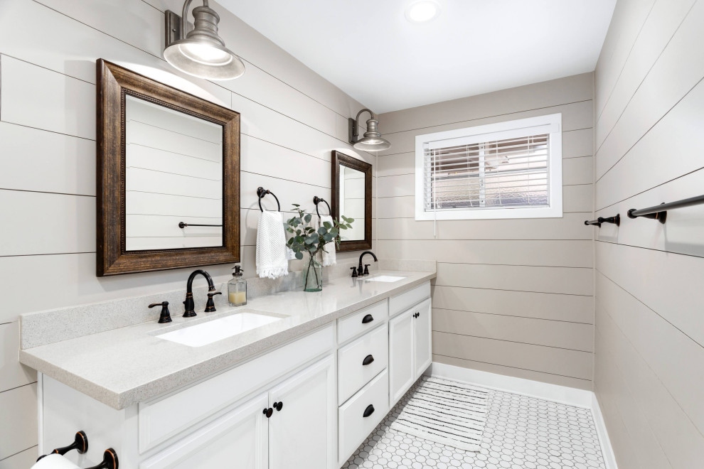 Imagen de cuarto de baño doble de estilo de casa de campo con puertas de armario blancas, paredes grises y suelo blanco