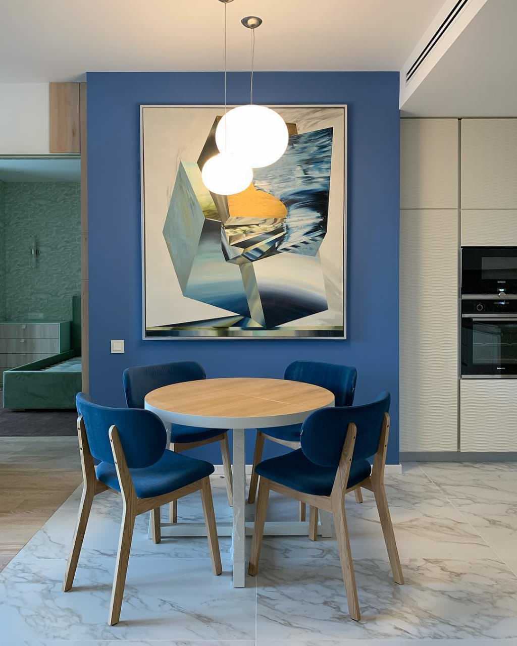 Раздвижной стол Anders в пространстве стильной кухни-гостиной