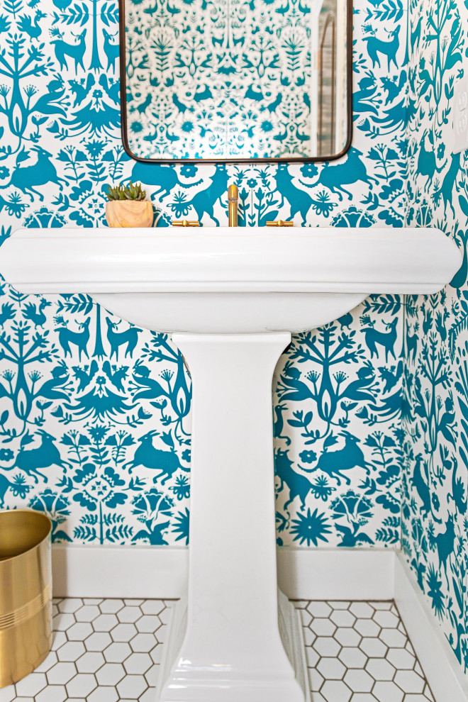ヒューストンにある中くらいなトランジショナルスタイルのおしゃれなトイレ・洗面所 (白いキャビネット、壁紙) の写真