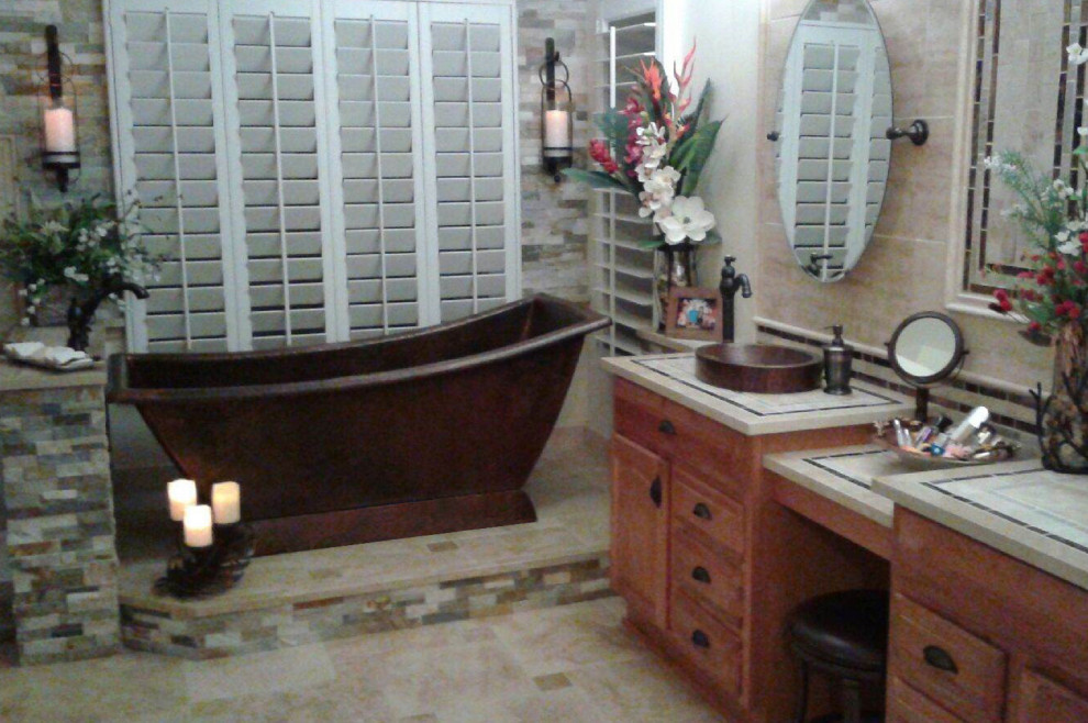 Bild på ett 60 tals badrum, med ett fristående badkar