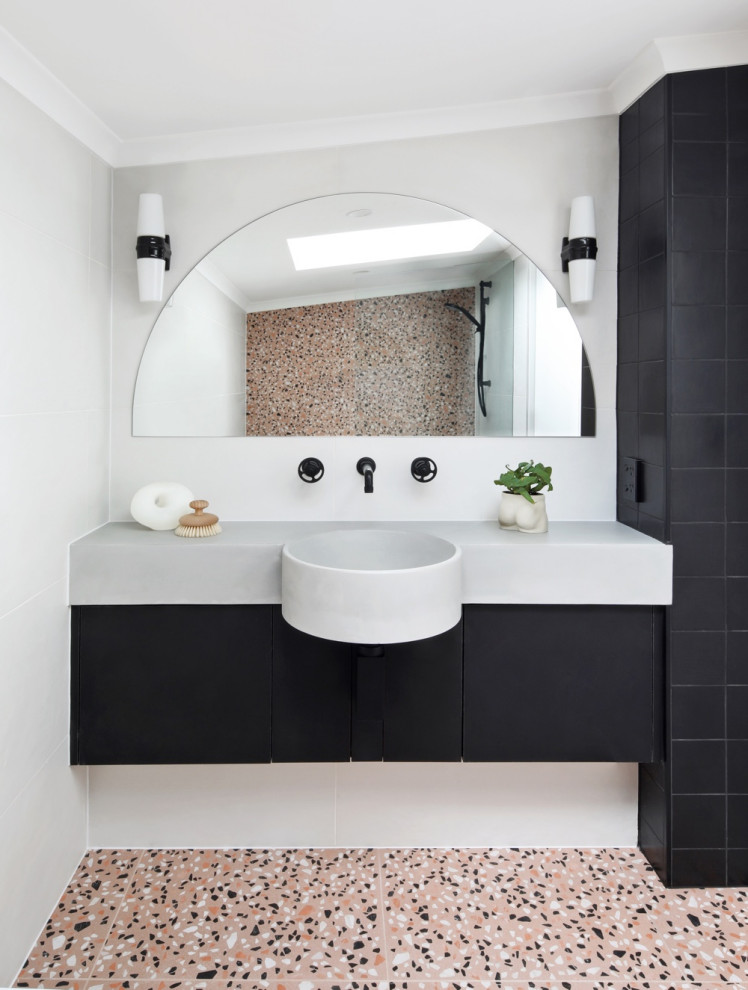 Idee per una stanza da bagno per bambini design con ante lisce, ante nere, pavimento alla veneziana, lavabo integrato, pavimento multicolore, top grigio, un lavabo, mobile bagno sospeso e soffitto a volta