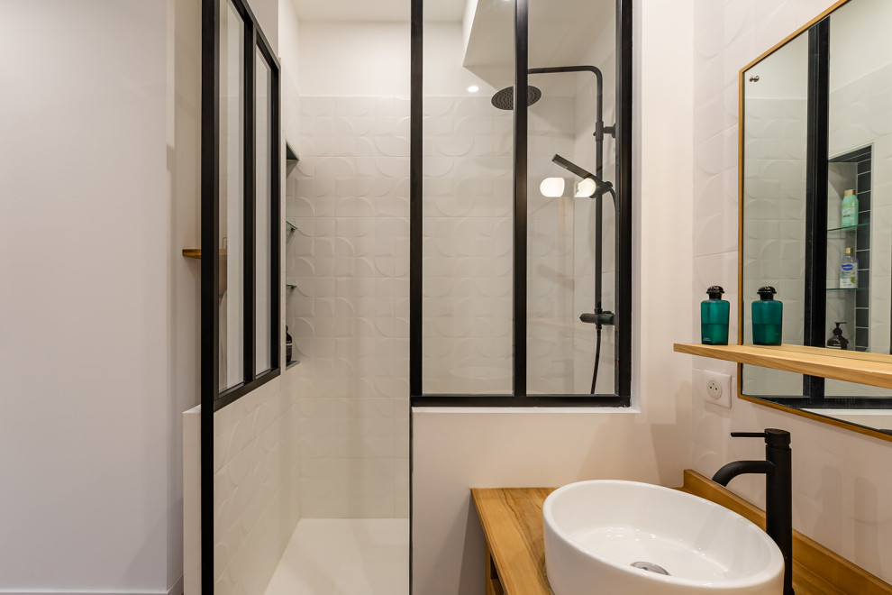 Inredning av ett modernt stort brun brunt en-suite badrum, med luckor med lamellpanel, skåp i mellenmörkt trä, ett fristående badkar, en öppen dusch, blå kakel, keramikplattor, vita väggar, mellanmörkt trägolv, ett fristående handfat, träbänkskiva, brunt golv och med dusch som är öppen