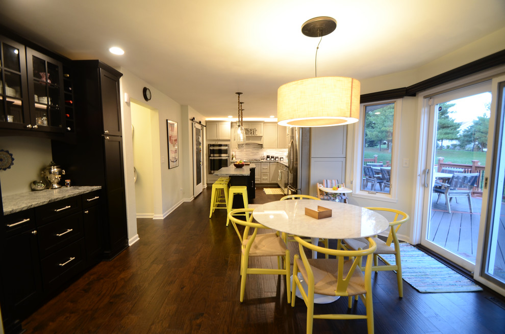 Example of a transitional home design design in Chicago