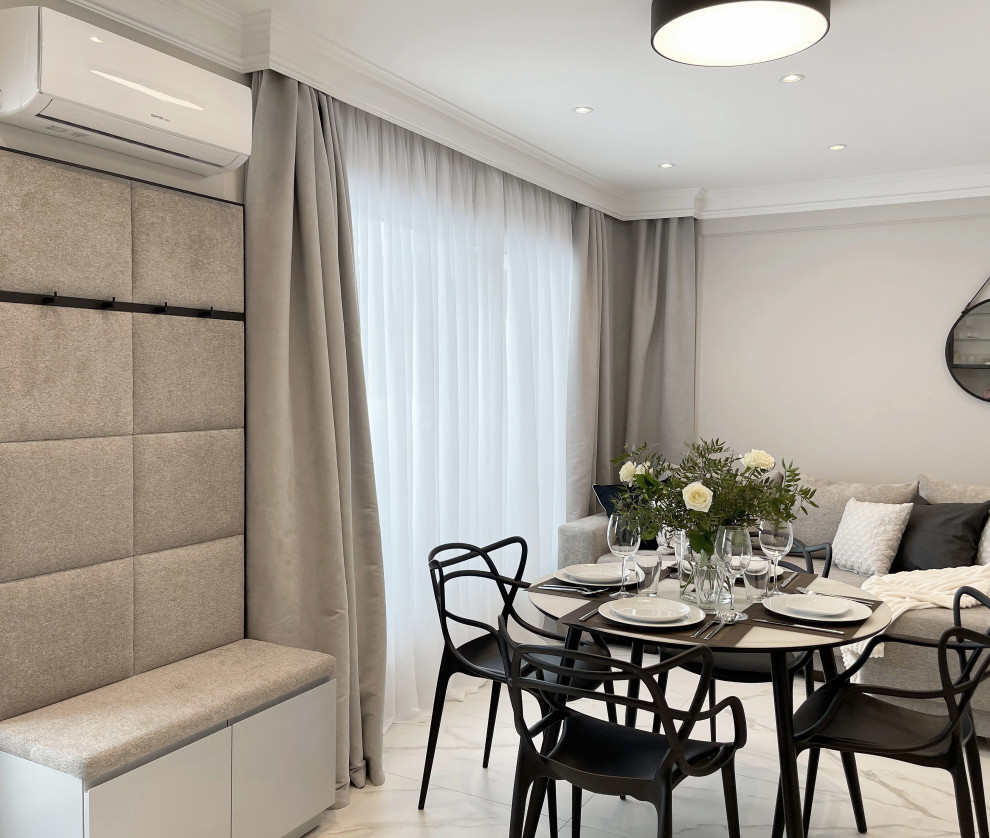 На фото: маленькая объединенная, серо-белая гостиная комната в современном стиле с серыми стенами, полом из керамогранита, зоной отдыха и серым полом для на участке и в саду с