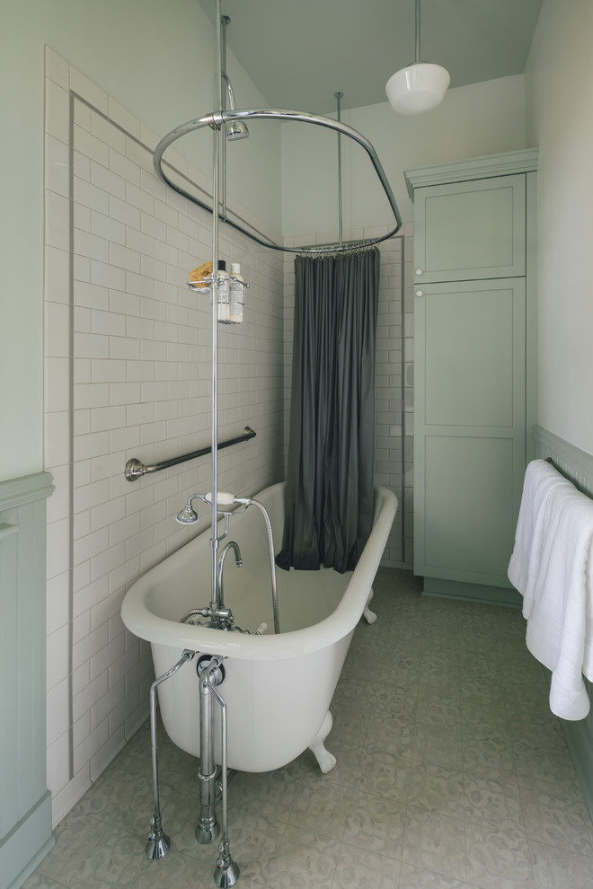 Inspiration pour une salle de bain victorienne avec des portes de placards vertess, une baignoire sur pieds, WC séparés, un carrelage blanc, des carreaux de céramique, un mur vert, un sol en vinyl, un lavabo suspendu et une cabine de douche avec un rideau.