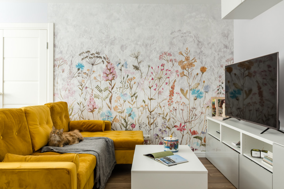 Пример оригинального дизайна: гостиная комната среднего размера в скандинавском стиле с серыми стенами, полом из ламината, мультимедийным центром, зоной отдыха, коричневым полом и обоями на стенах