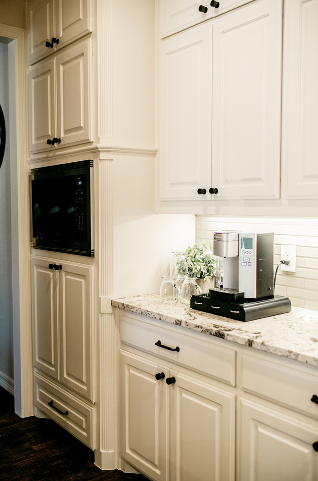 Transitional home design photo in Dallas
