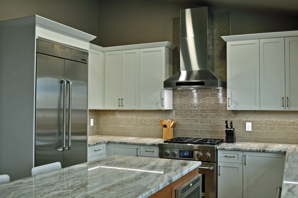 Eat-in kitchen - transitional u-shaped porcelain tile eat-in kitchen idea in Calgary with a single-bowl sink, shaker cabinets, white cabinets, granite countertops, glass tile backsplash, stainless steel appliances and an island