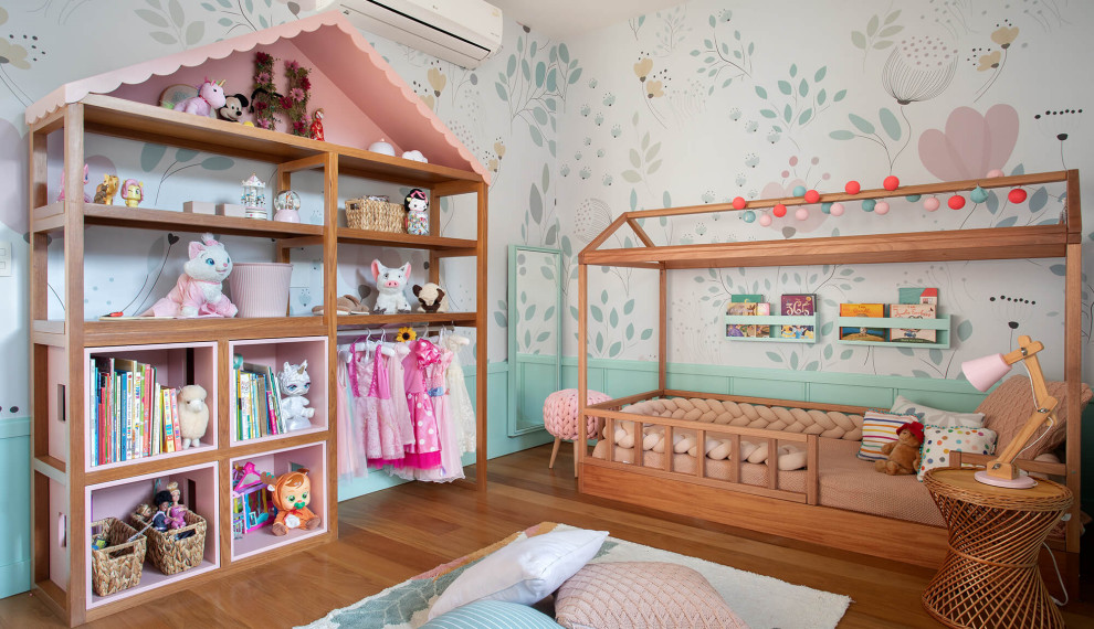 Inspiration för mellanstora moderna barnrum kombinerat med sovrum, med ljust trägolv