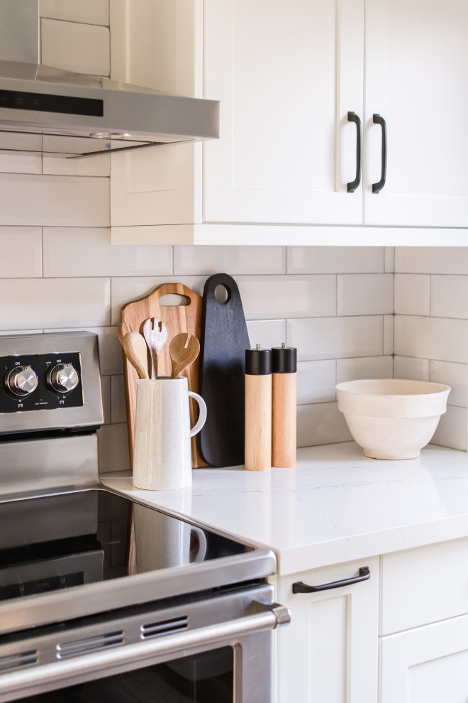 Transitional kitchen photo in Toronto
