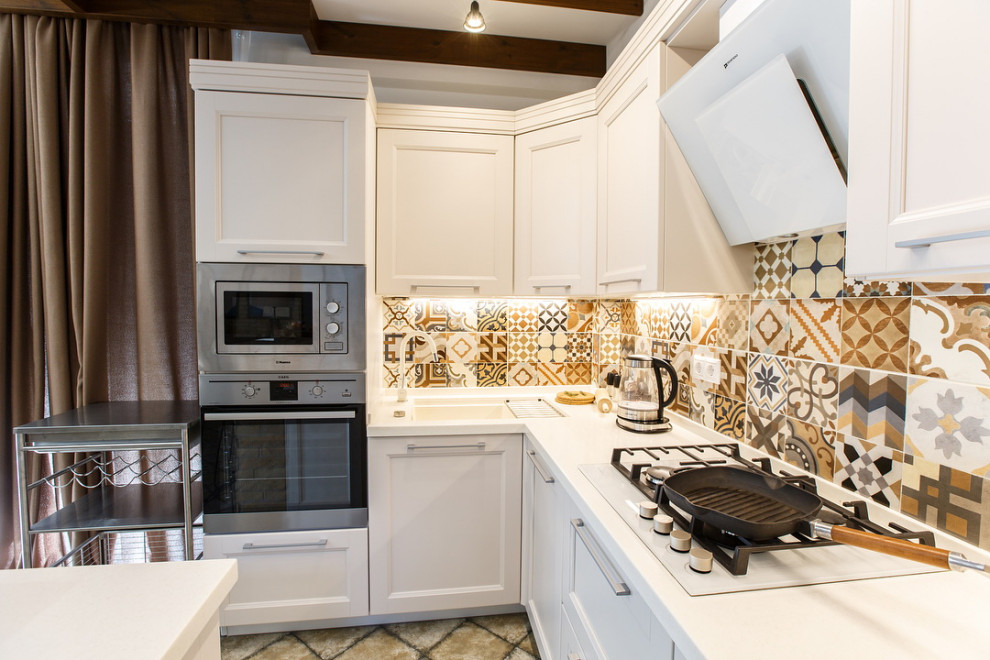 Immagine di una cucina nordica con ante con riquadro incassato, ante bianche e top bianco