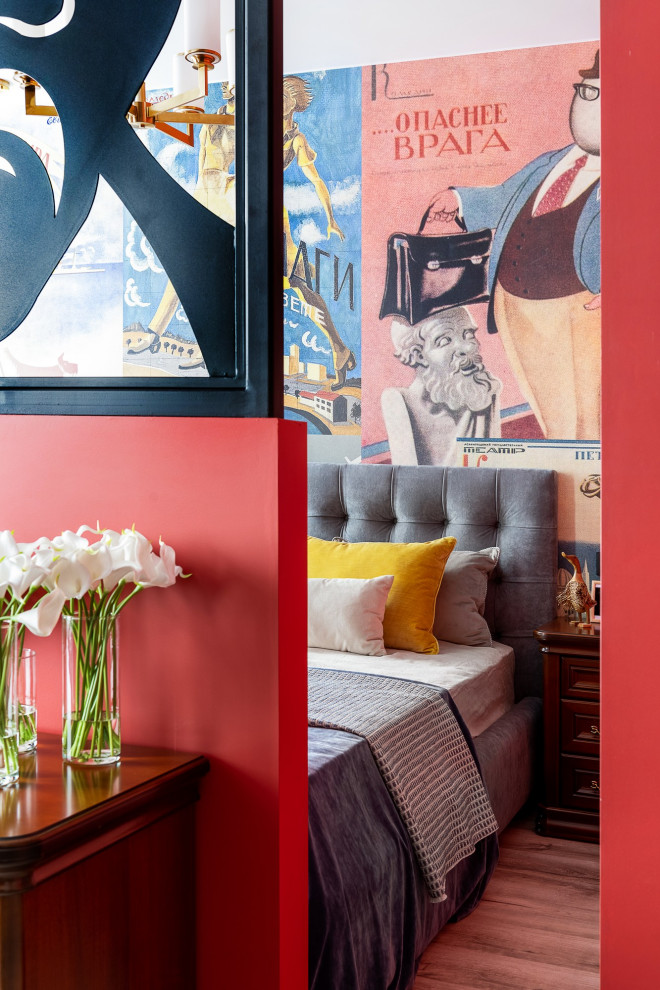 Ispirazione per una camera matrimoniale minimalista di medie dimensioni con pareti rosse, pavimento in vinile, pavimento marrone, soffitto ribassato e boiserie