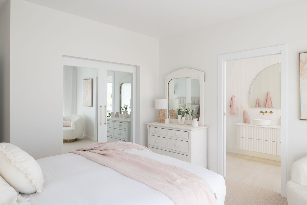 Esempio di una camera matrimoniale stile marinaro di medie dimensioni con pareti bianche, pavimento beige e moquette