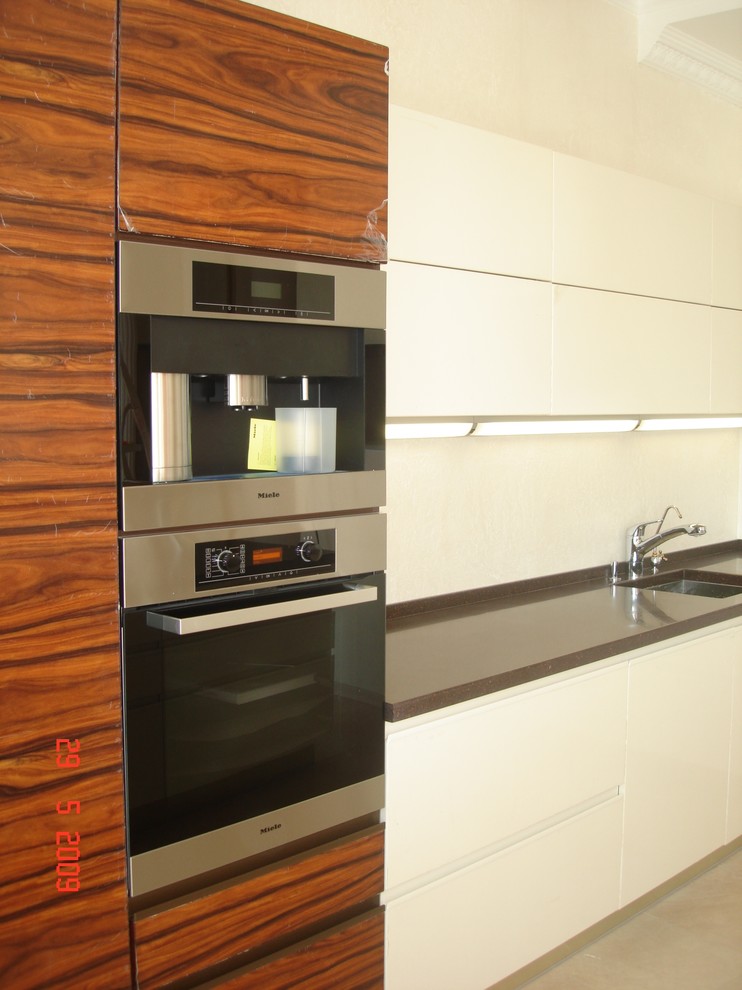 Современный стиль с элементами классики.