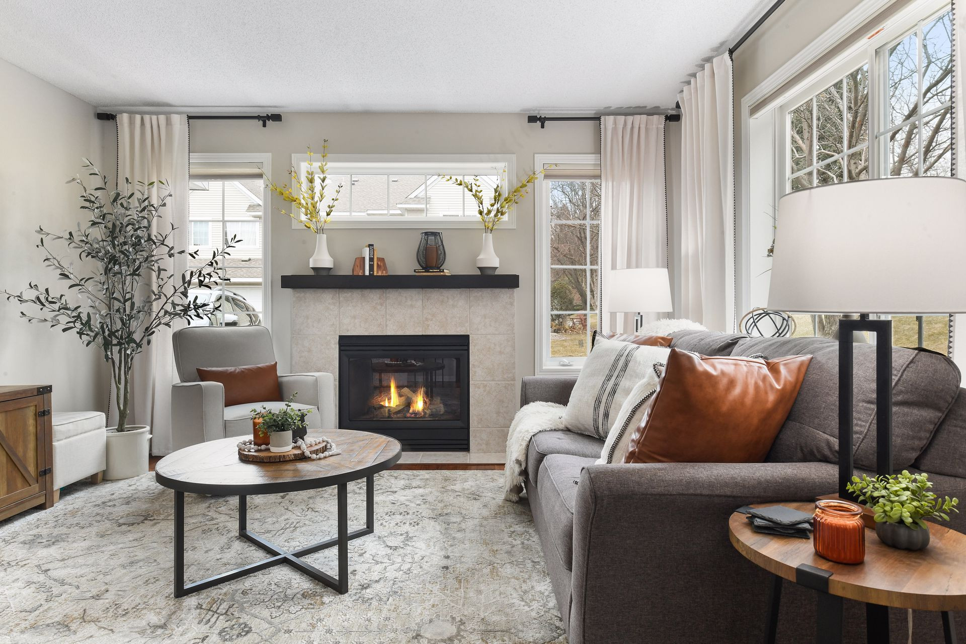 4 Stylish New Living Rooms Arranged Around a Fireplace, image size:1920x1280
