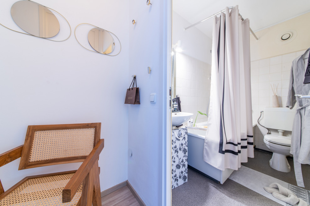 На фото: маленькая ванная комната в скандинавском стиле с душевой кабиной для на участке и в саду с