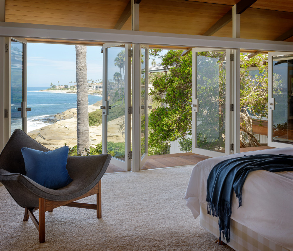 サンディエゴにあるビーチスタイルのおしゃれな寝室 (茶色い壁、無垢フローリング、茶色い床、表し梁、三角天井、板張り天井) のレイアウト