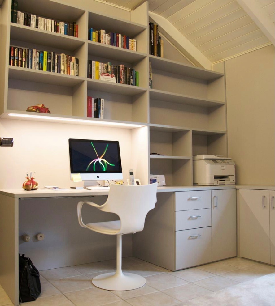 Modelo de estudio contemporáneo pequeño con paredes grises, suelo de baldosas de porcelana, escritorio empotrado y machihembrado