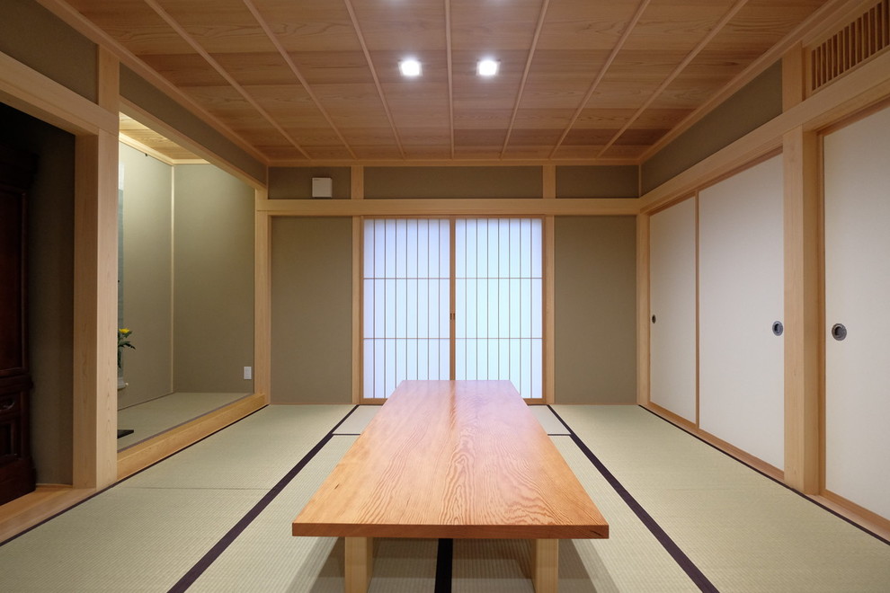 Imagen de habitación de invitados de estilo zen pequeña sin chimenea con paredes verdes, tatami y suelo verde