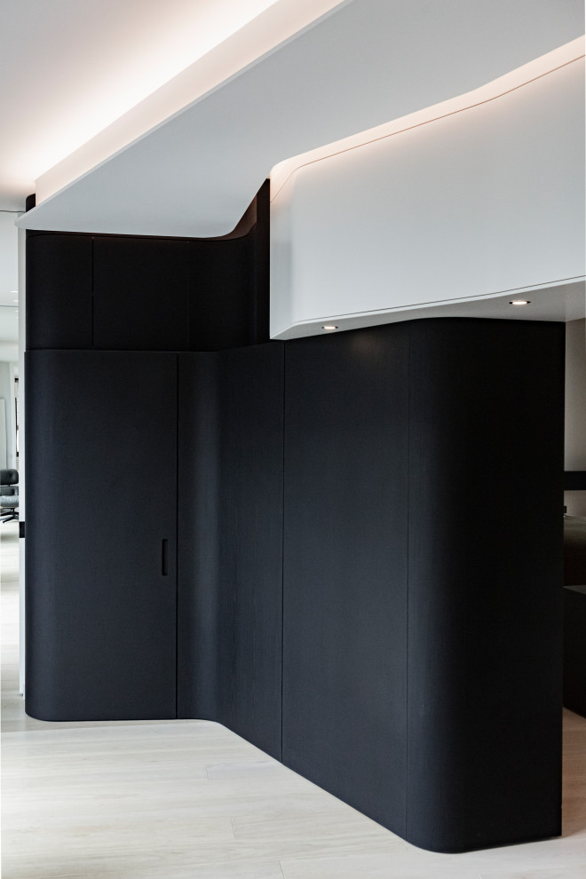 Cette image montre un dressing et rangement minimaliste.