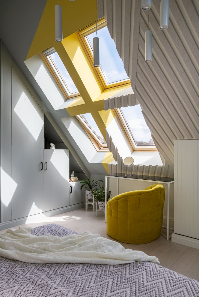 Пример оригинального дизайна: маленькая хозяйская, серо-белая спальня в скандинавском стиле с разноцветными стенами, полом из ламината, бежевым полом, сводчатым потолком, панелями на части стены и рабочим местом для на участке и в саду