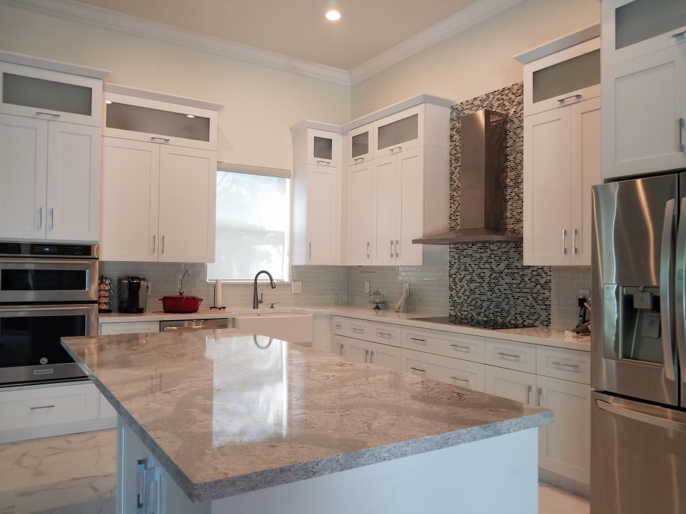 Kitchen - transitional kitchen idea in Miami