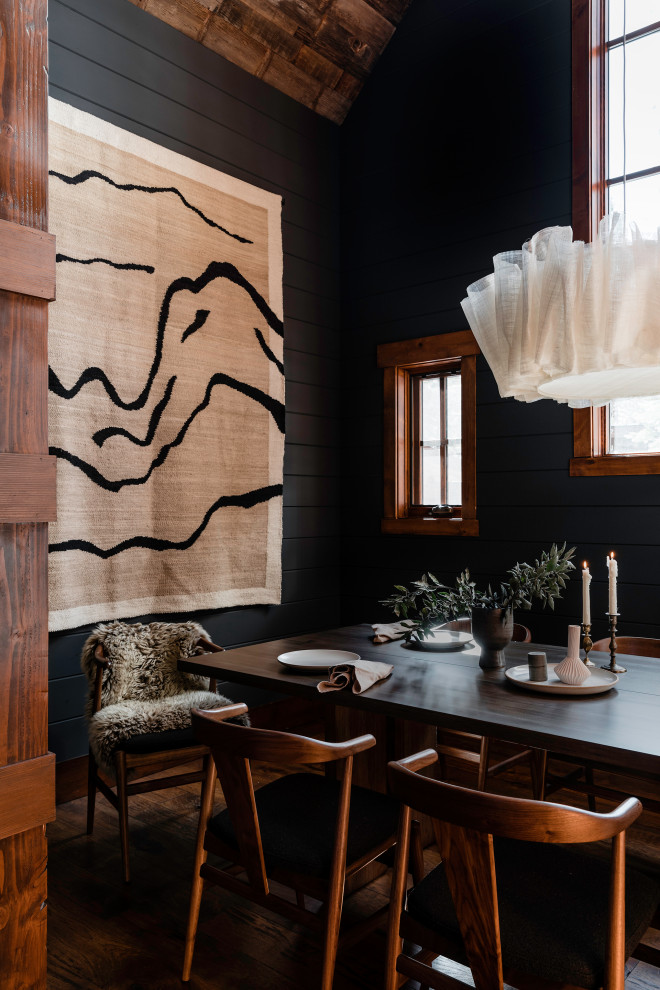 Imagen de comedor de cocina bohemio con paredes negras, suelo de madera en tonos medios, suelo marrón, madera y machihembrado
