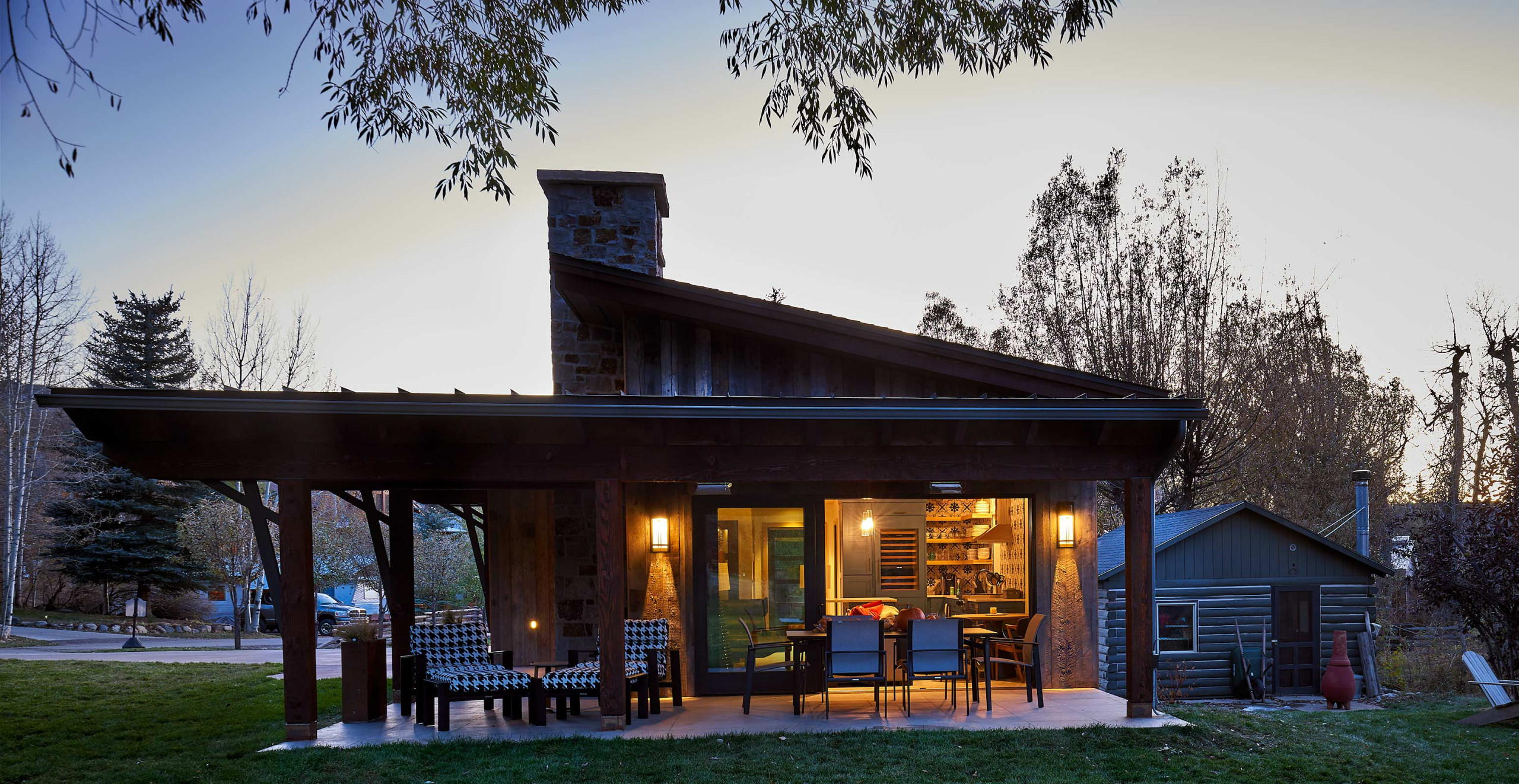 Houzz Tour: Eclectic Mountain Modern Decor in a Cozy Cabin, image size:2560x1322