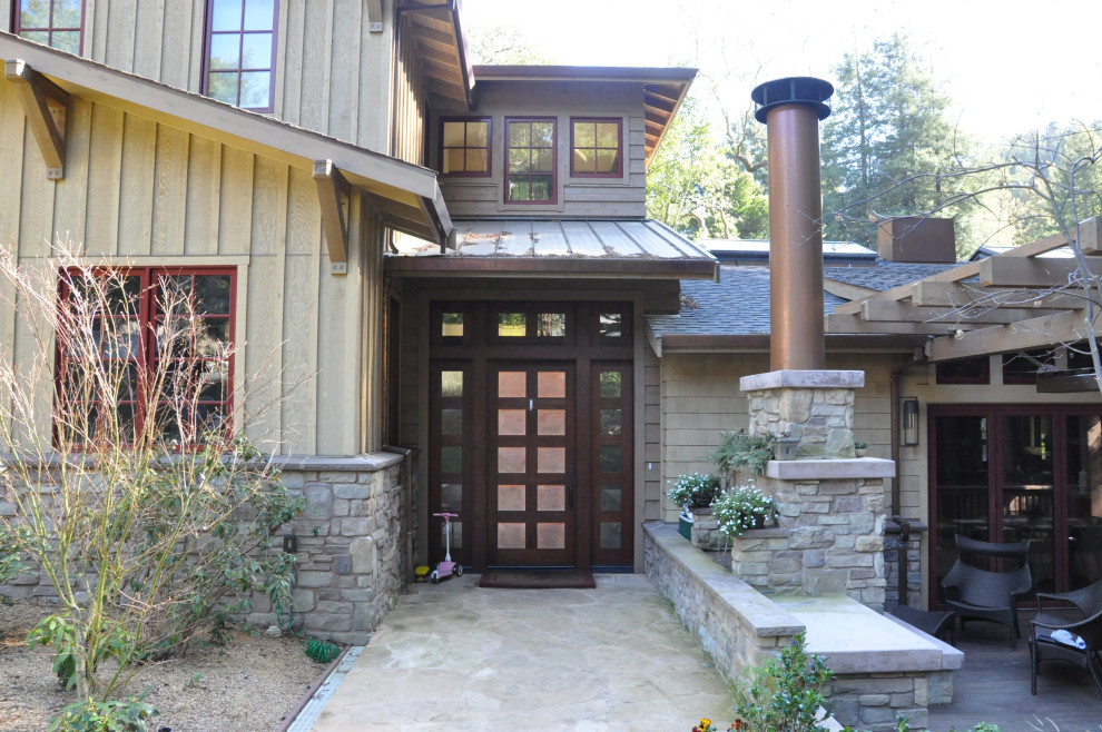 Geräumige Country Haustür mit beiger Wandfarbe, Einzeltür und dunkler Holzhaustür in Sacramento