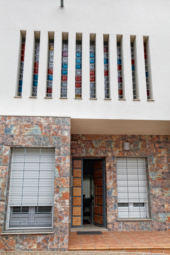 Diseño de entrada tradicional renovada de tamaño medio