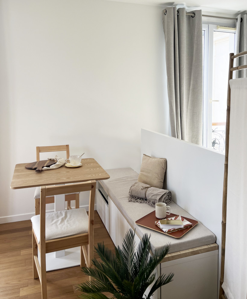 Réalisation d'une petite chambre design avec un mur blanc et un sol en bois brun.