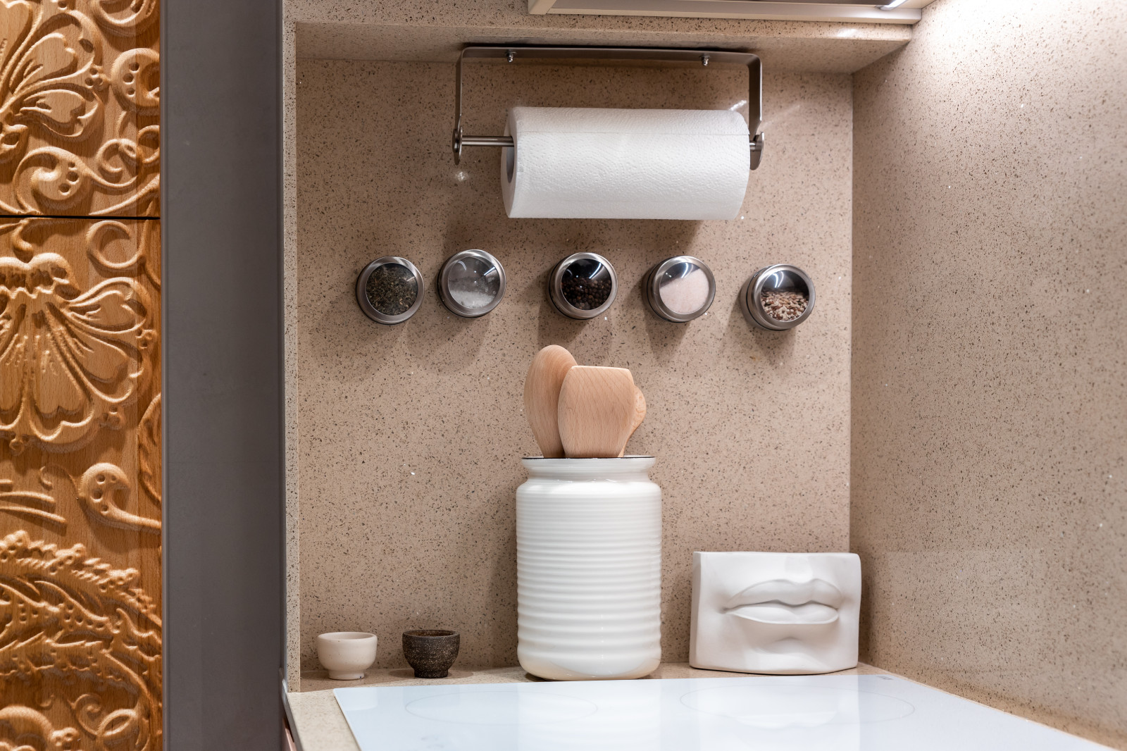 Тропическая кухня под цветком протеи